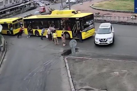 В Киеве пассажиры толкали сломаный троллейбус и въехали во внедорожник