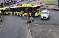 В Киеве пассажиры толкали сломаный троллейбус и въехали во внедорожник
