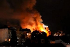 МЧС: в старинном киевском доме загорелся верхний этаж