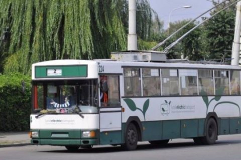 Автослюсар загинув через вибух покришки тролейбуса в Луцьку