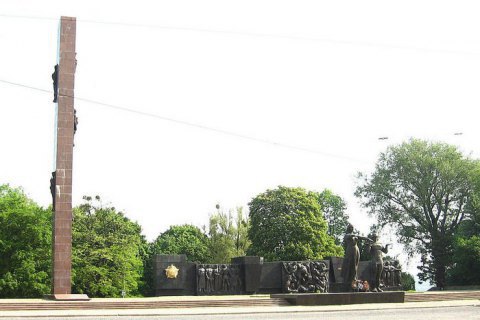 ​Во Львове начался демонтаж аварийной 30-метровой стелы Мемориала Славы