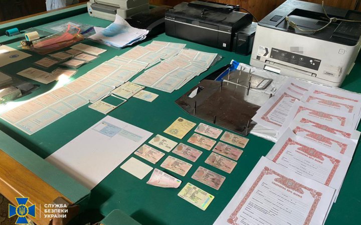 Правоохоронці ліквідували міжрегіональну схему виготовлення фальшивих паспортів для “легалізації” росіян в Україні та ЄС