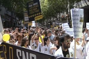 Португальские медики вышли на массовые акции протестов