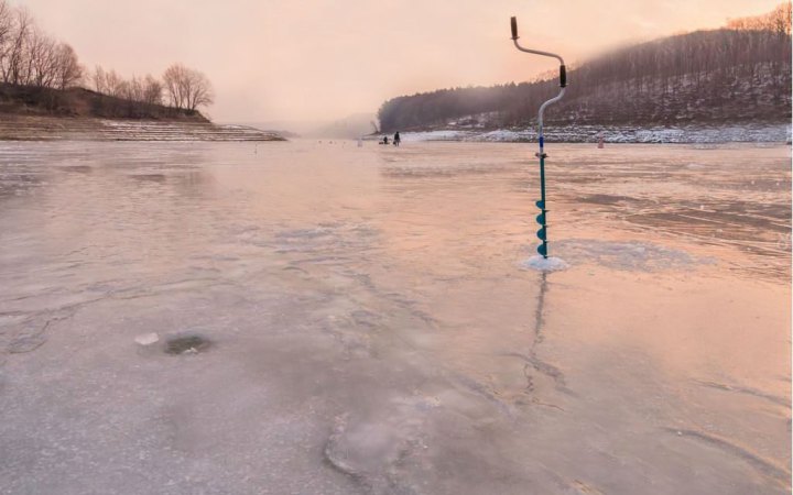 В Україні заборонили рибалити у зимувальних ямах