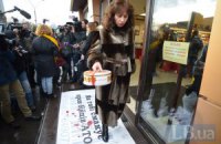 Активісти під магазином "Рошену" вимагали закрити його липецькі фабрики