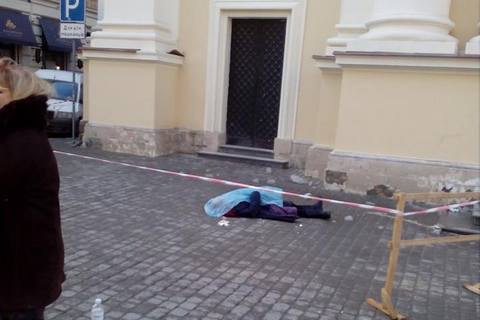 Брила льоду вбила парафіянку церкви у Львові