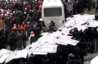 Митингующие оттянули автобус силовиков на Грушевского. Началась драка (онлайн)