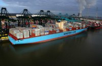 Второй по величине порт Европы заблокирован севшим на мель сухогрузом