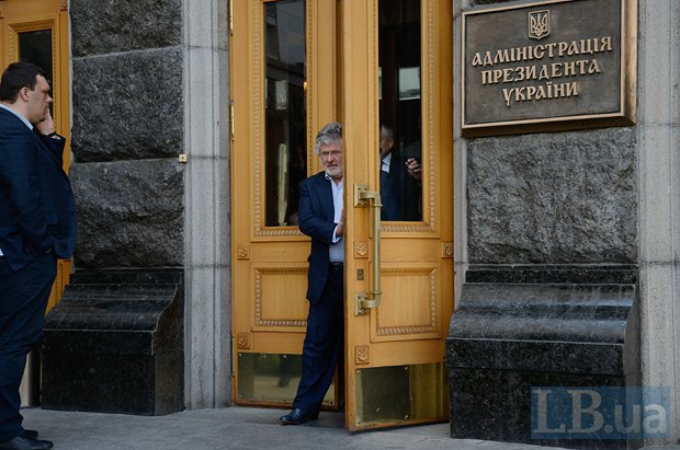 Игорь Коломойский выходит из здания АП после совещания
