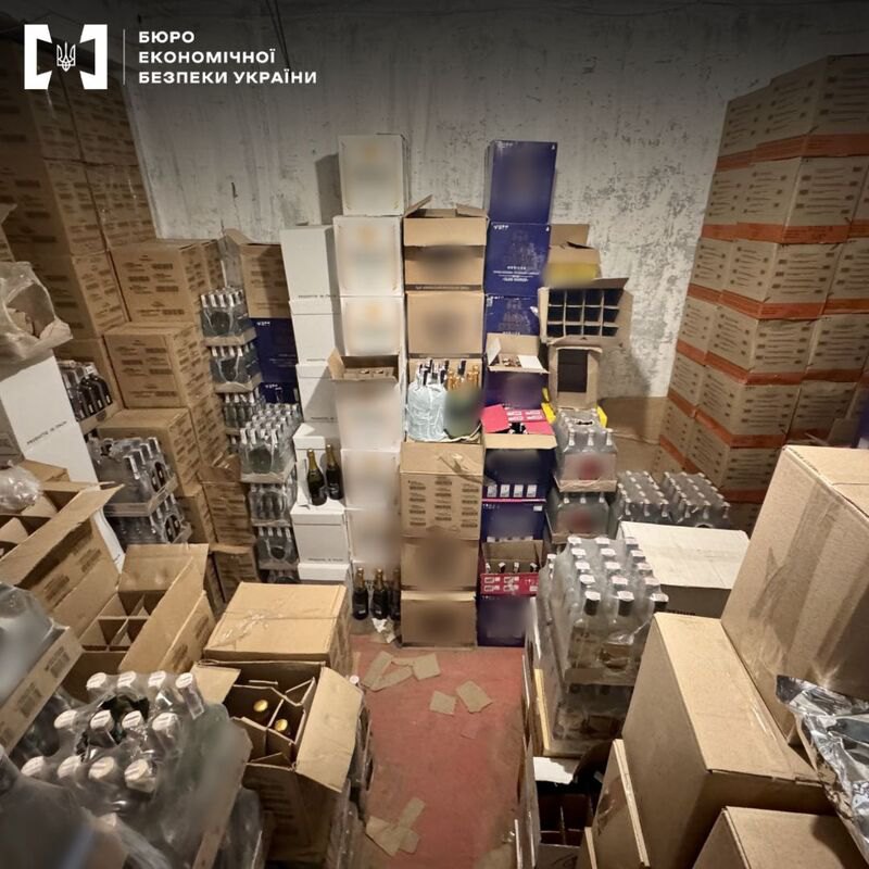 Правоохоронці вилучили 3 тисячі пляшок сурогату
