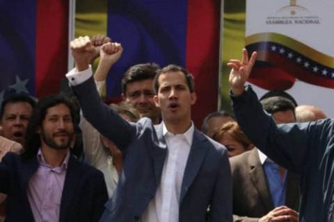 Лидер оппозиции Венесуэлы объявил себя президентом