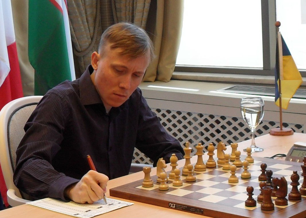 Руслан Пономарьов під час гри в шахи.