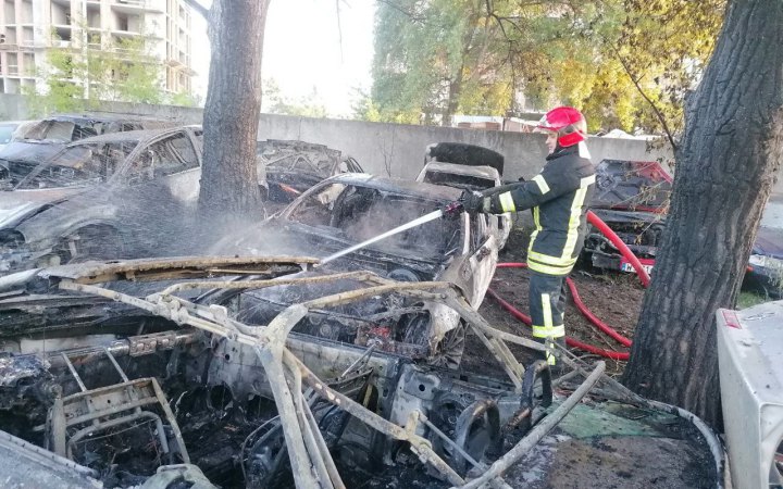 На штрафмайданчику в Києві згоріли 7 автомобілів, – ДСНС