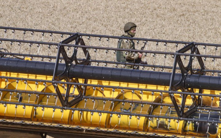 Фермерів на окупованих регіонів змушують здавати зерно росіянам удвічі дешевше