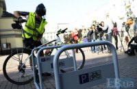 ​В Киеве открыли неудобную велопарковку 