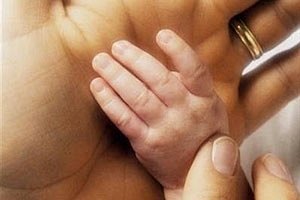 Рада упростила получение матпомощи при рождении ребенка