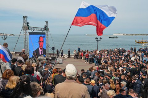 В Севастополе на официальном мероприятии на экран вывели гимн РФ со словами "Россия - безумная наша держава"