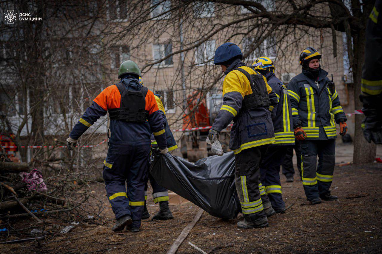 Рятувальники дістали тіло під час розборів завалів багатоповерхівки у Сумах