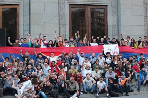 В центре Еревана снова собрался тарифный майдан