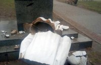 В Харькове разрушили памятник Горькому 