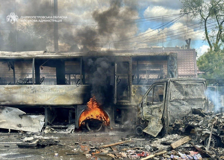 Внаслідок атаки по Дніпровському району пошкоджено транспорт