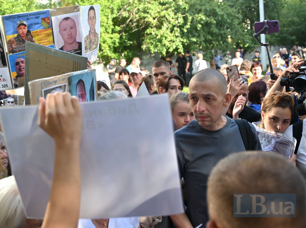 Звільнений з полону військовий намагається згадати когось з тих, з ким був у неволі