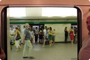 Киевское метро пожаловалось в милицию на псевдоволонтеров в вагонах