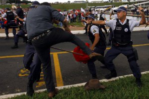 ​В Бразилии акция протеста обернулась столкновениями с полицией