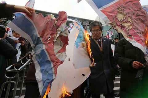 В Сеуле перед приездом делегации из КНДР сожгли флаг и портрет Ким Чен Ына