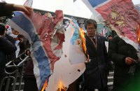 У Сеулі перед приїздом делегації з КНДР спалили прапор і портрет Кім Чен Ина