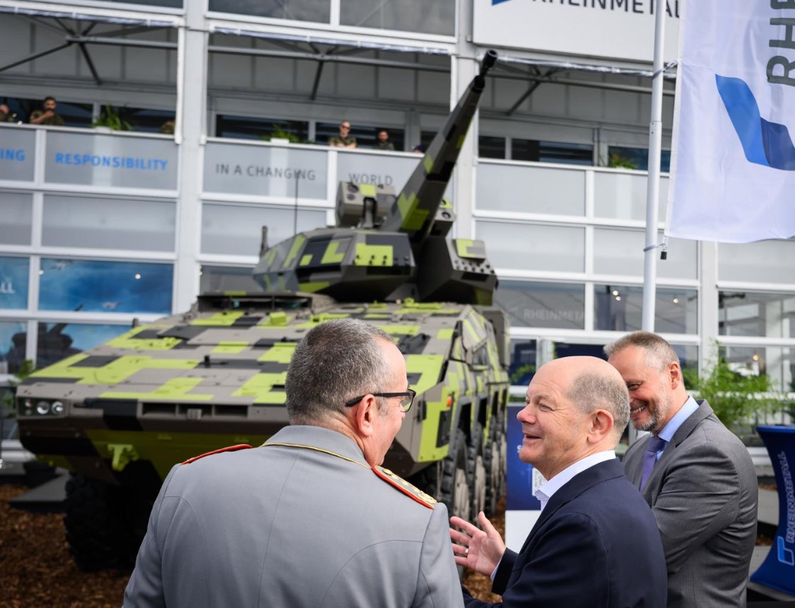 Олаф Шольц біля комплексу <i>Skyranger</i> під час виставки, червень 2024, Німеччина. 