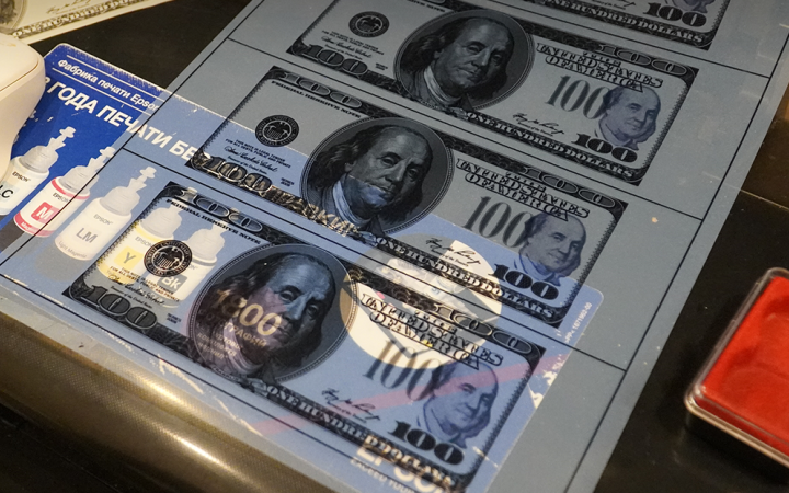 У Києві викрили фальшивомонетників: вилучено лінію з виготовлення підроблених доларів США