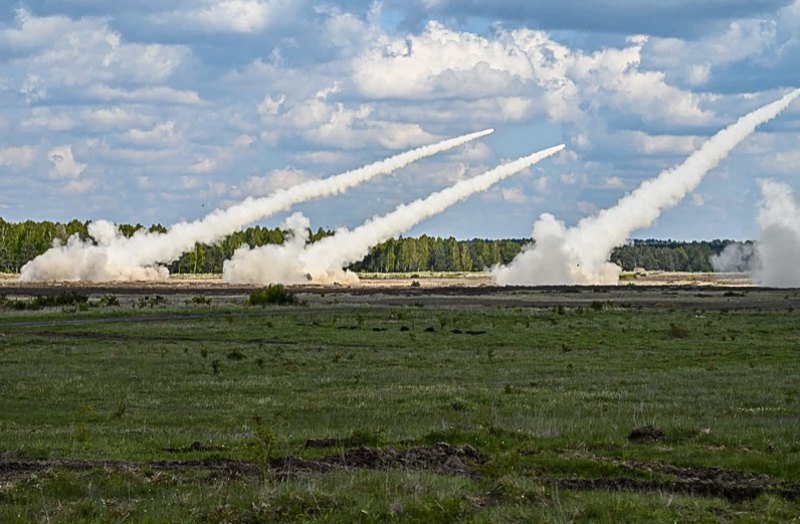 Бойові стрільби польських пускових установок <i>М142 HIMARS</i> зі складу 16-ї механізованої дивізії на полігоні в Торуні.