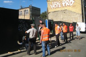Незаконное строительство в Десятинном переулке продолжается: рабочие уже вбили сваи