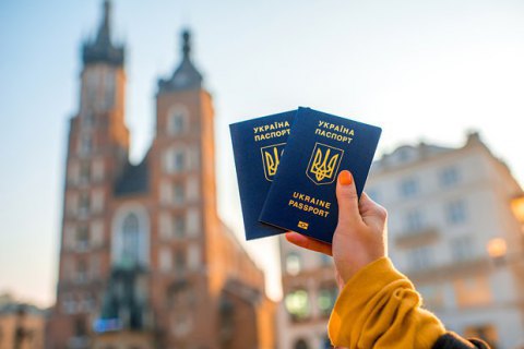 За три года безвиза украинцы оформили 11,5 млн биометрических загранпаспортов
