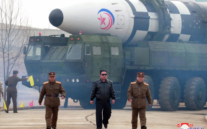 Кім Чен Ин продемонстрував світові свою гігантську ракету