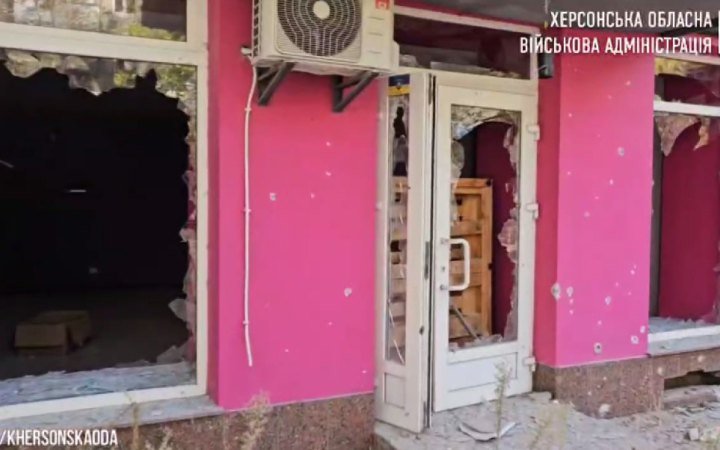Зранку окупанти обстріляли Херсон: пошкоджені будинки, автомобілі та магазини