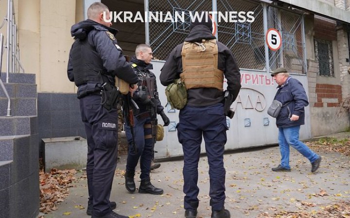 "Український свідок" показав, як спецпідрозділ нацполіції зачищає завод у Херсоні