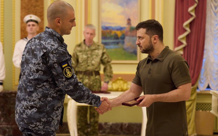 Зеленський вручив державні нагороди офіцерам ВМС
