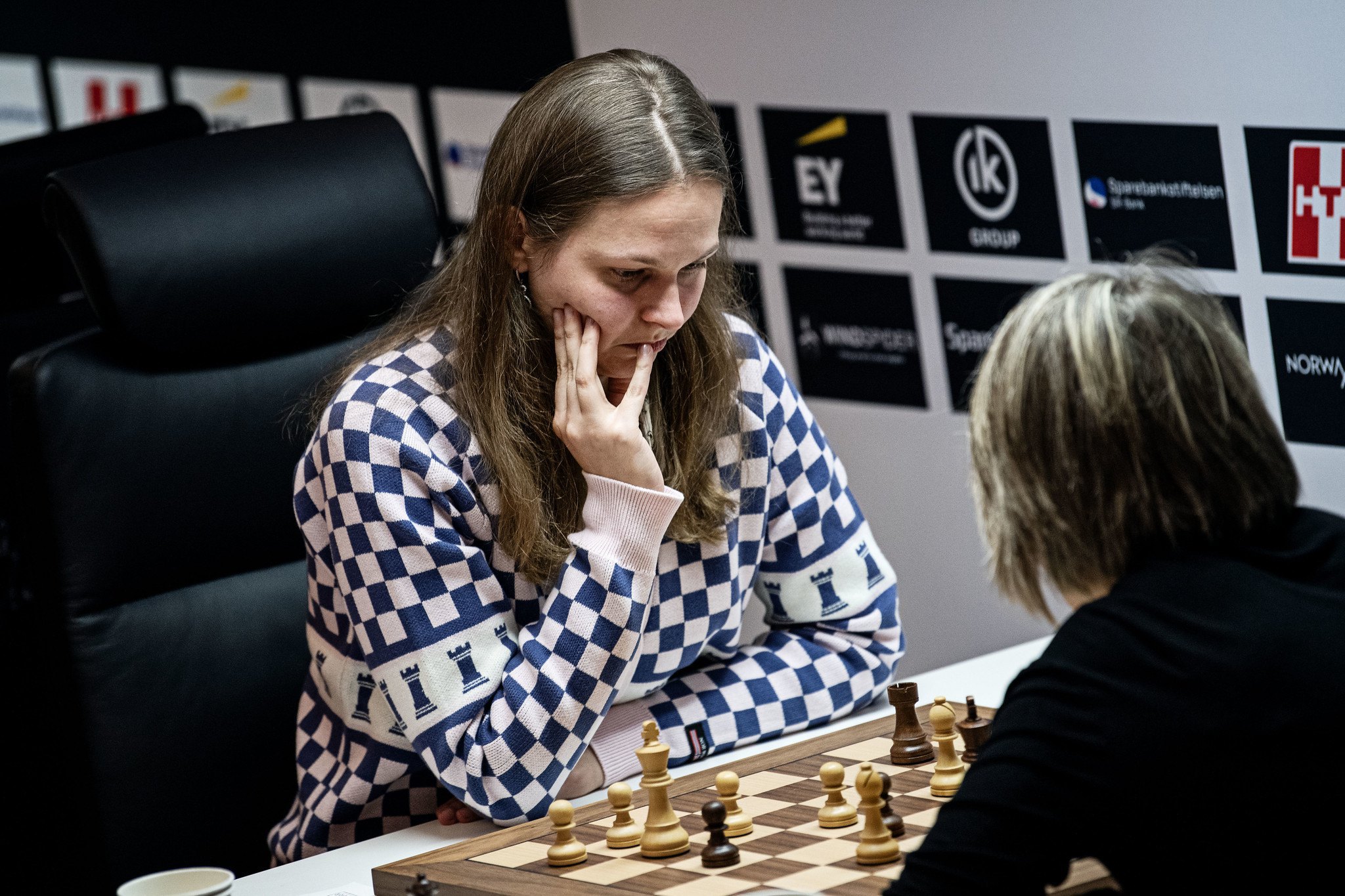 Анна Музичук (ліворуч) під час гри з Пією Крамлінг на шаховому турнірі в Ставангері, Норвегія.