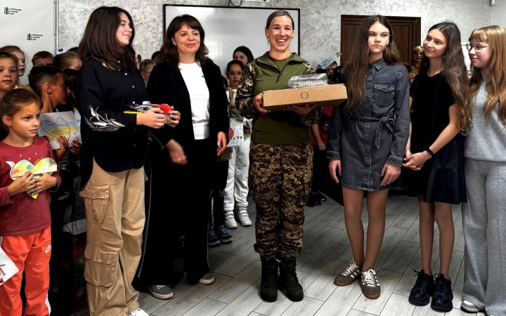 Школярка з Тернополя купила Starlink для своєї вчительки, яка воює в ЗСУ