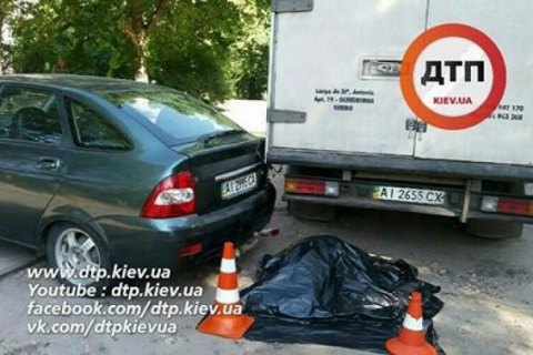 В Киеве водитель ВАЗ погиб, прижатый своим автомобилем к грузовику