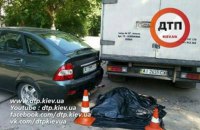 В Киеве водитель ВАЗ погиб, прижатый своим автомобилем к грузовику