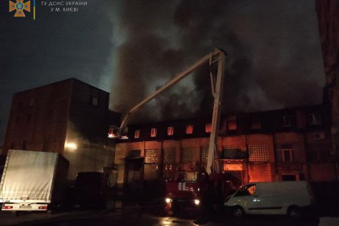 У Києві 55 рятувальників чотири години гасили пожежу в офісній будівлі на Колекторній 