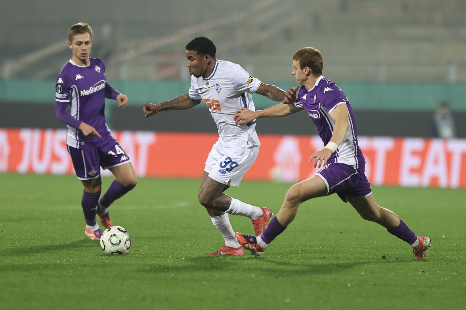 Форвард «Динамо» Герреро протягує м'яч