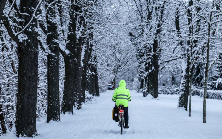 Завтра Україні прогнозують сніг, дощ та ожеледицю