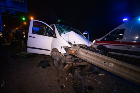 В Киеве микроавтобус с 4 детьми напоролся на отбойник по дороге в Борисполь