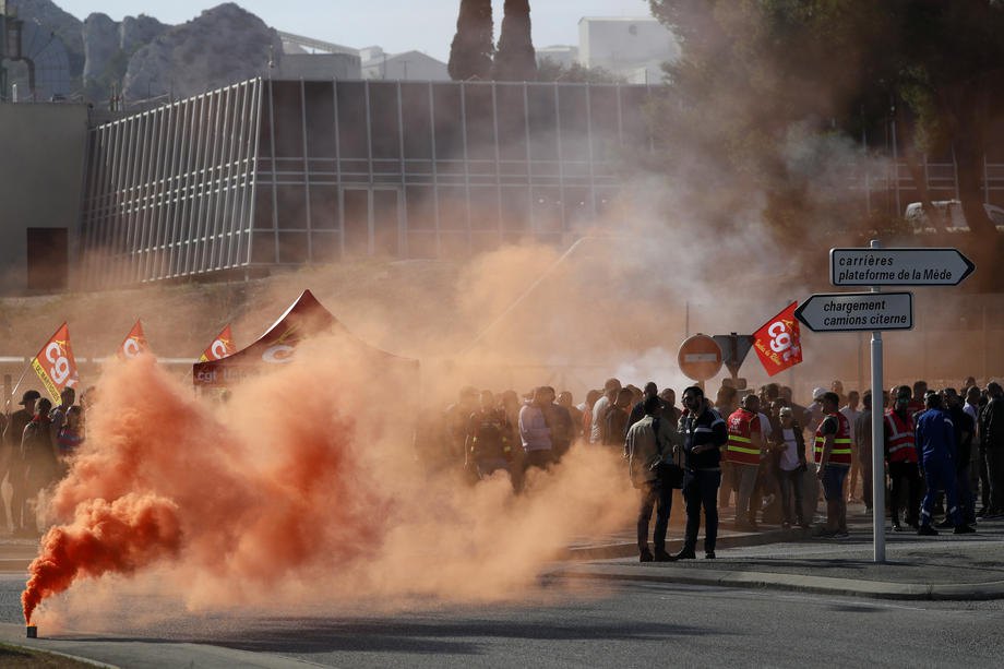 Робітники TotalEnergies та Esso ExxonMobil під час протесту біля нафтопереробного заводу TotalEnergies у Ла Меді, Франція, 11 жовтня 2022 р.