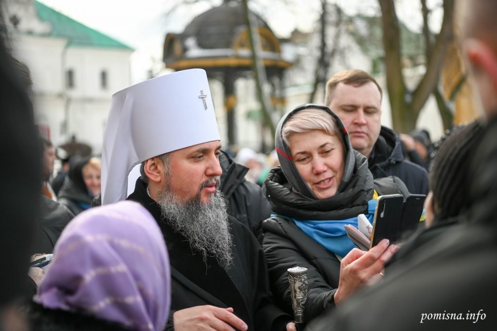 Предстоятель ПЦУ з парафіянами