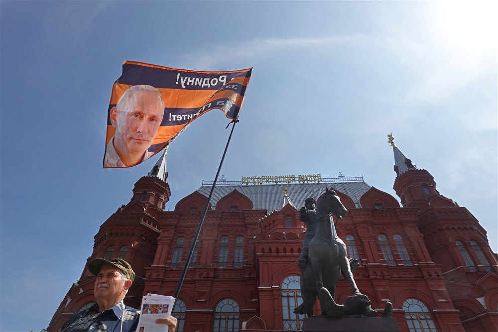 Одиночний пікет на підтримку Путіна перед пам’ятником Жукову поблизу Кремля, Москва, 25 червня 2023 року.